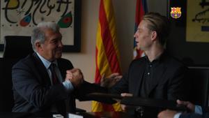 Así fue la firma de la renovación de Frenkie de Jong
