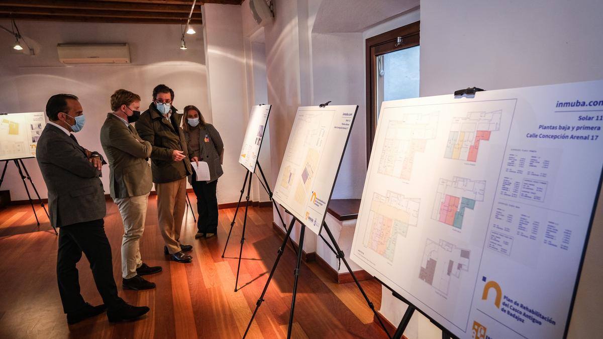 Eladio Buzo, Ignacio Gragera, Luis Chacón y Elena Olea, ayer, con los planos de las viviendas de Inmuba.