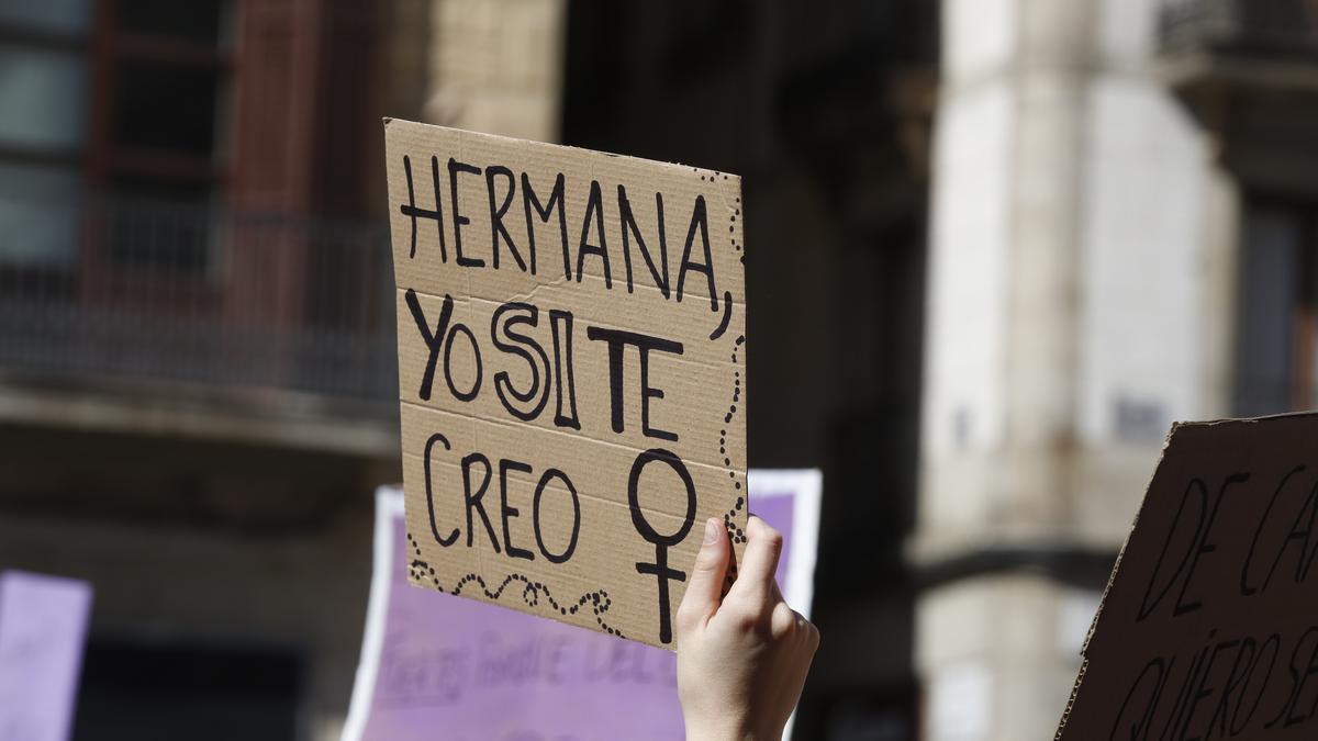 Detalle de un cartel en concentración feminista contra la violencia sexual.