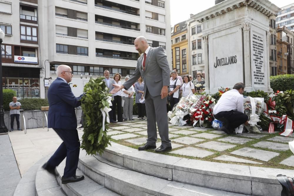 Ofrenda floral a Jovellanos