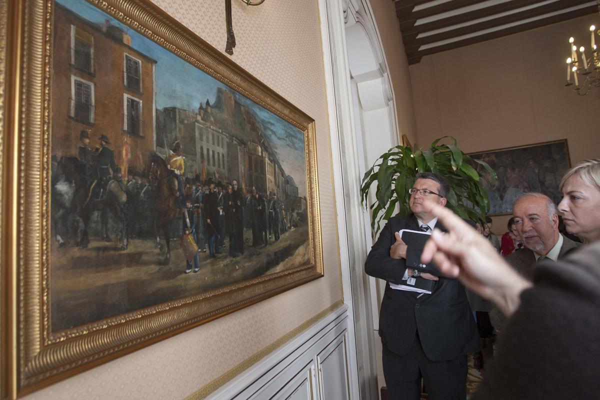 Recuperación cuadro de fusilamiento de Pantaleón Boné y los Mártires de la Libertad en la antesala del Ayuntamiento de Alicante, en 2012, con Sonia Castedo como alcaldesa.