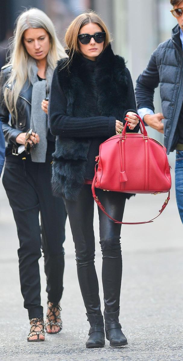 Olivia Palermo, de negro con bolso rojo