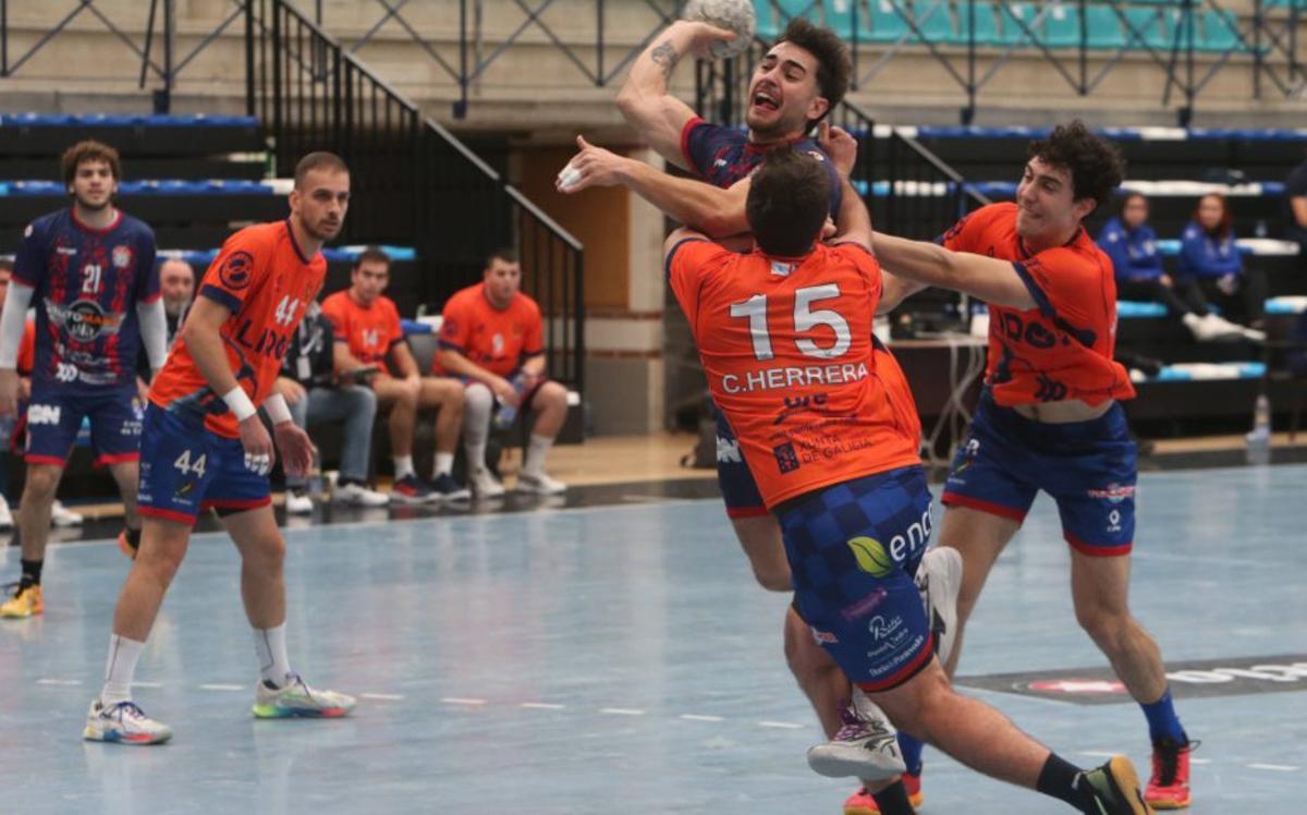 Los pontevedreses no pudieron pasar del empate en Cangas. | SANTOS ÁLVAREZ