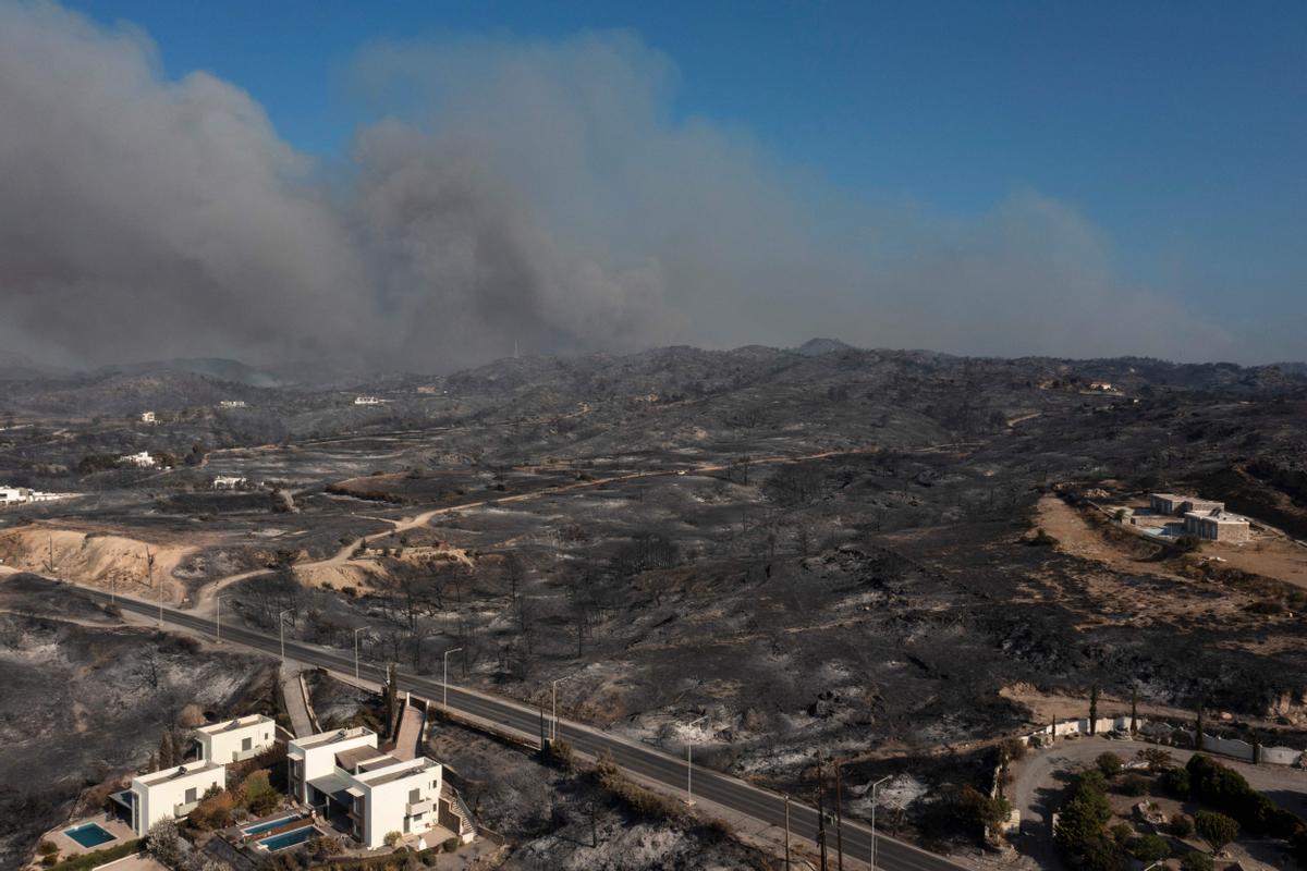 Incendios descontrolados en las islas griegas de Corfú y Rodas