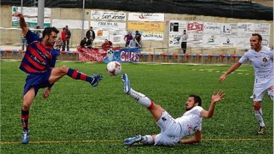 Nico estira el peu per endur-se la pilota davant l&#039;oposició d&#039;un jugador del Mallorca B.