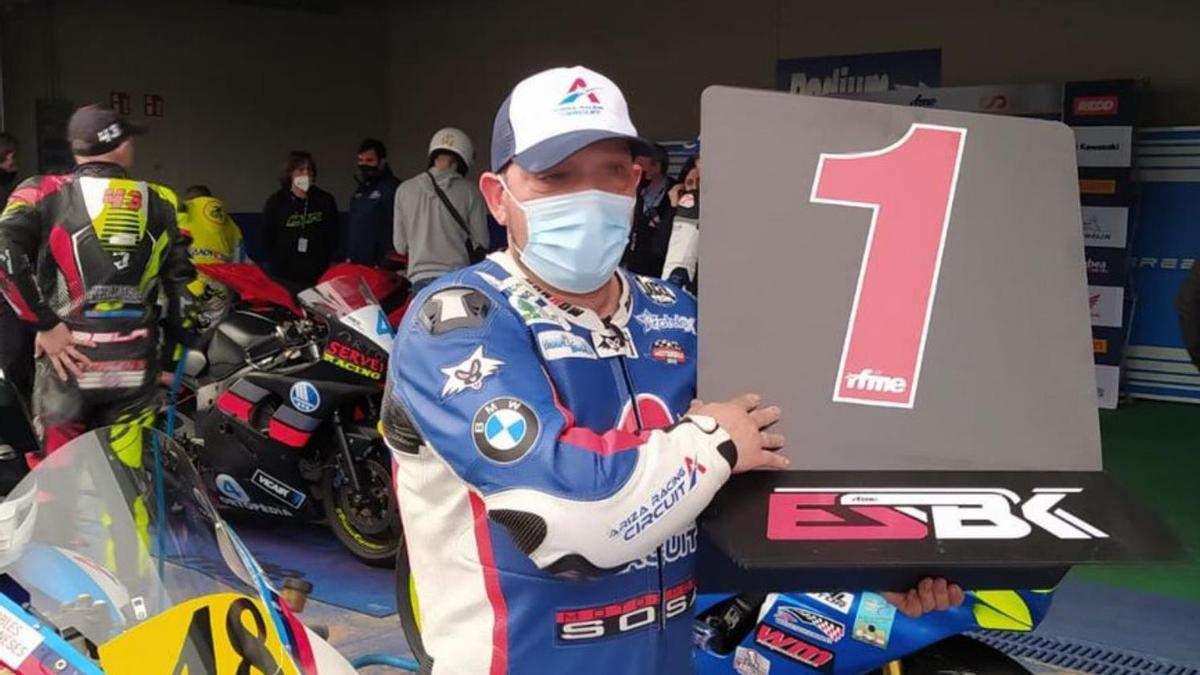 Carlos Blanco, con el cartel al ganador de la prueba en el “pit-line”.