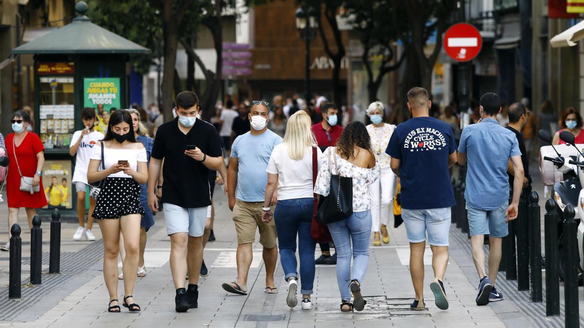 Un grupo de personas paseando este sábado por las calles de Zaragoza, la mayoría con mascarilla.