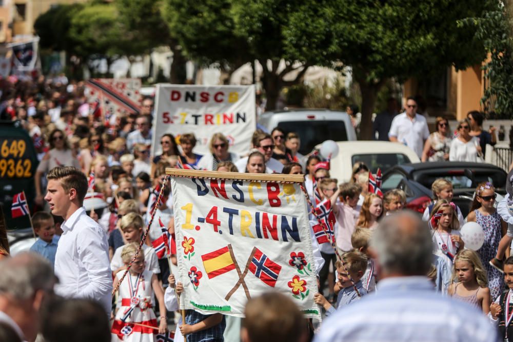 Los residentes visten trajes regionales y participan masivamente en un pasacalle y los parlamentos para conmemorar la festividad