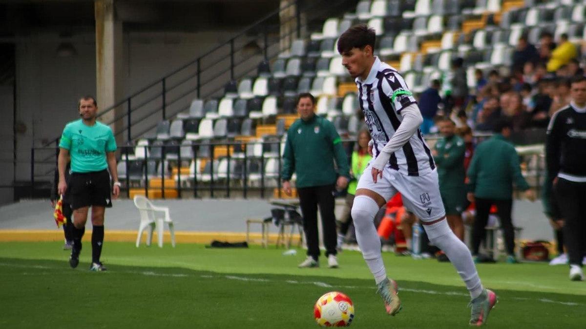 Pablo Rodríguez, una de las bajas confirmadas, durante un partido con el Badajoz.