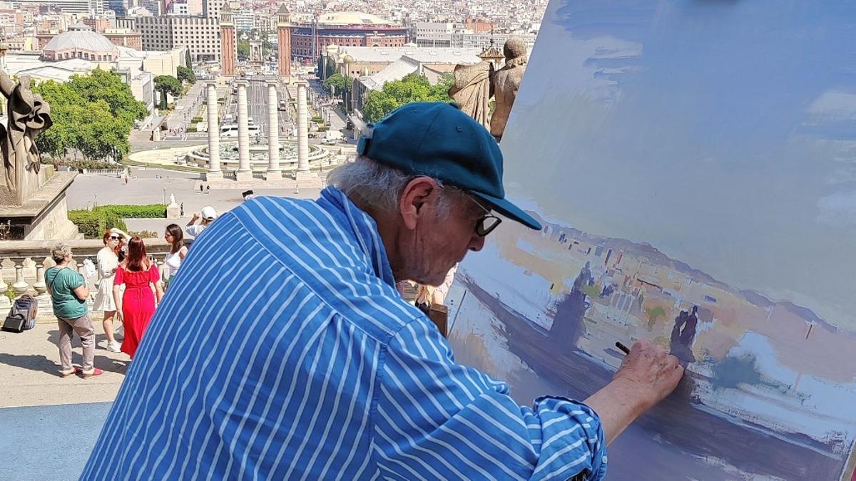 Antonio López, retratando Barcelona, este viernes, desde el mirador del MNAC.