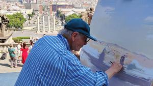 Antonio López, retratando Barcelona, este viernes, desde el mirador del MNAC.
