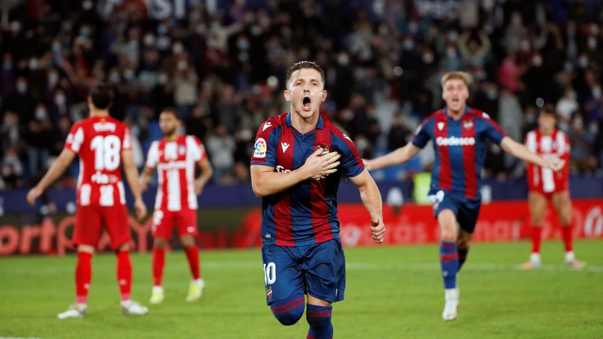 Bardhi, celebrando un gol al Atlético de Madrid