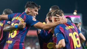 Gerard Martín y Marc Casadó agasajan a Fermín tras su segundo gol.