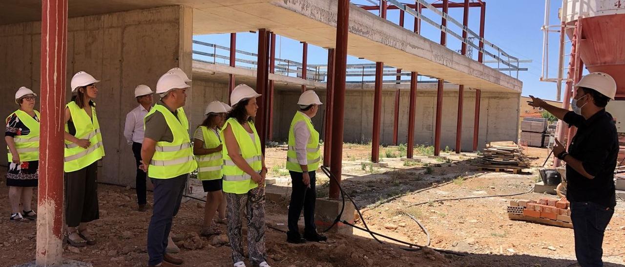 Garcia y Galí encabezaron la visita a las obras del centro Santa Quitèria de Almassora, que está ejecutando Civicons.