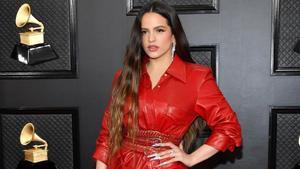 Rosalía posa en la alfombra roja de los premios Grammy 2020.