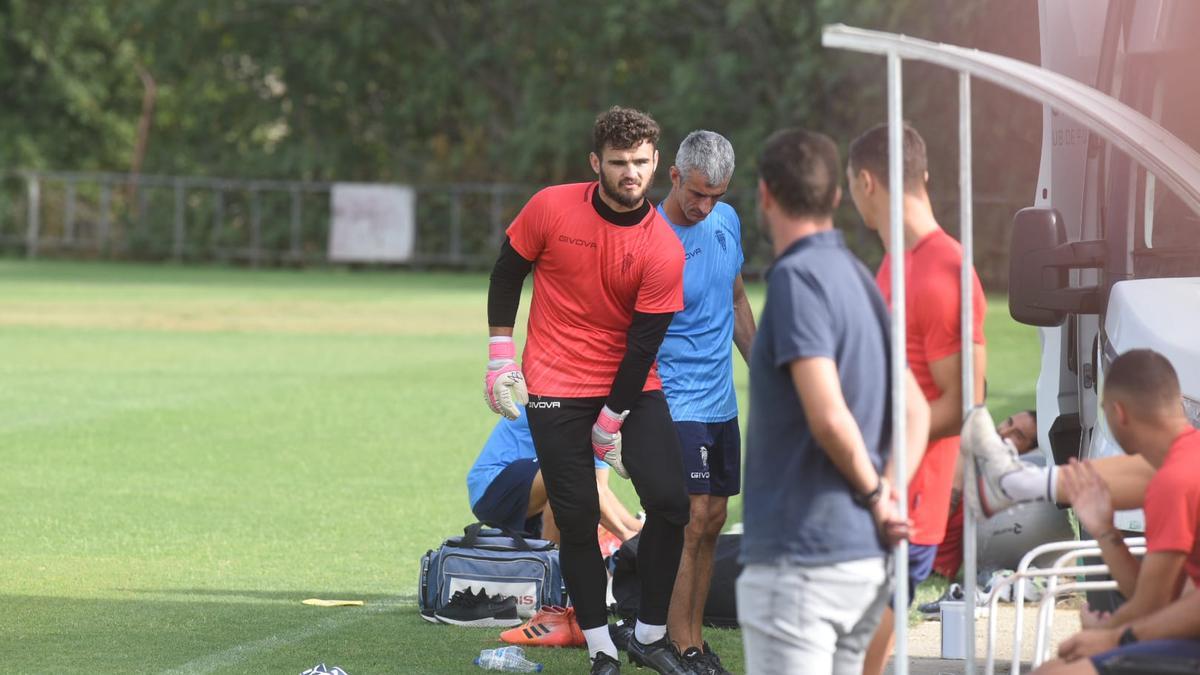 Jaylan Hankins se retira del entrenamiento del Córdoba CF, este lunes, en la Ciudad Deportiva.