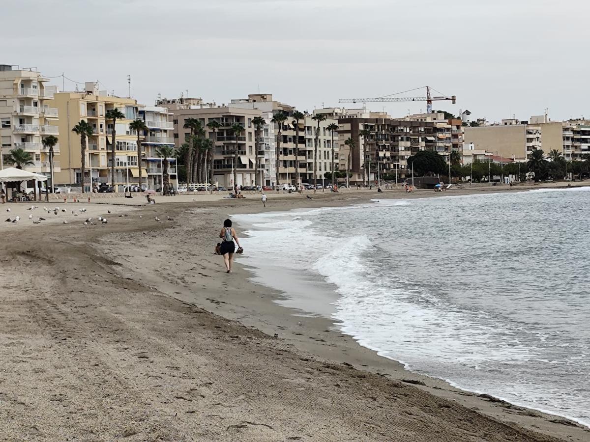 Agua retraída esta mañana en Águilas