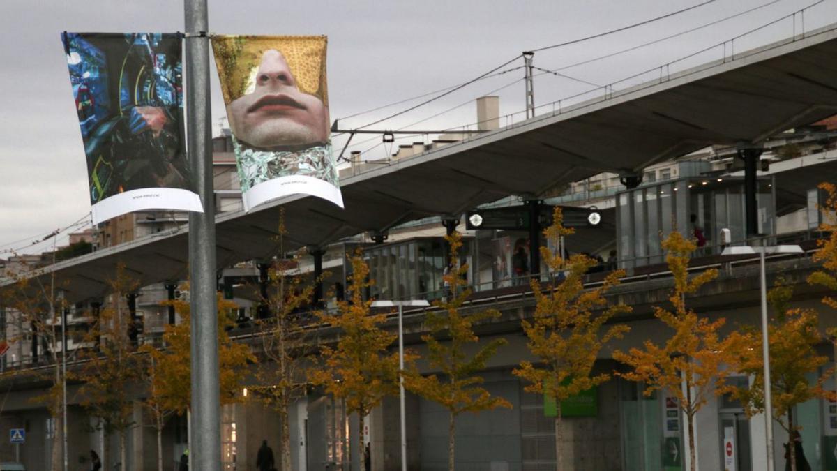 Les banderoles del parc Central, amb fotografies de «Contra-utopia» de Marta Ribas.