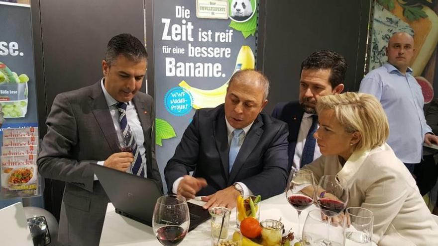 La consejera de Agricultura, con exportadores en Berlín.