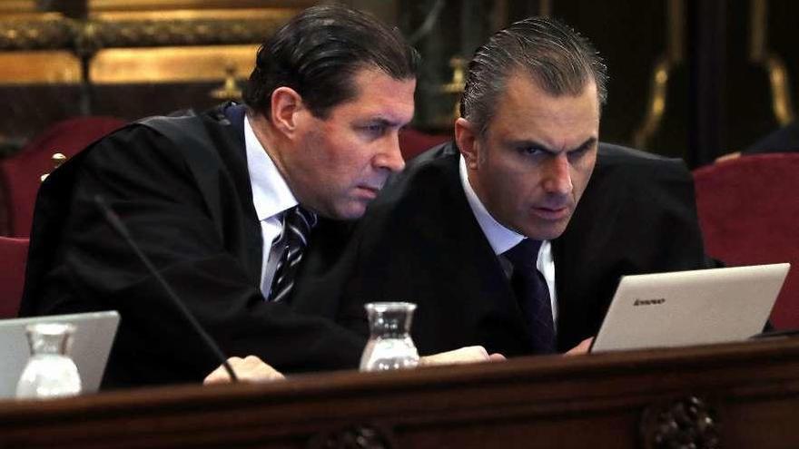 Pedro Fernández (a la izquierda) y Javier Ortega Smith, durante el juicio.