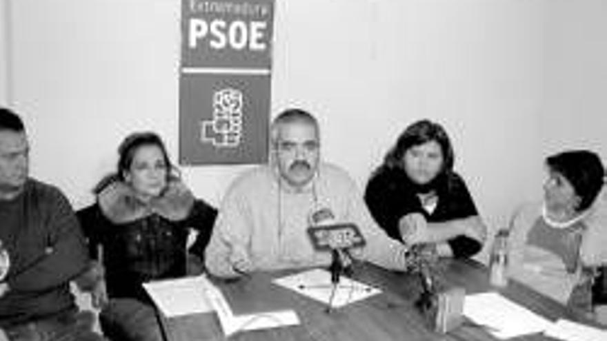 El PSOE pide a Hurtado que no se vaya y aguante hasta mayo