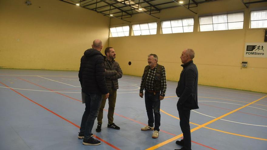 El director del PDM, Virginio Ramírez; el alcalde, Ángel García; el representante de la empresa, José Antonio Tuñón, y el edil de Deportes, Jesús Abad. | A. S.