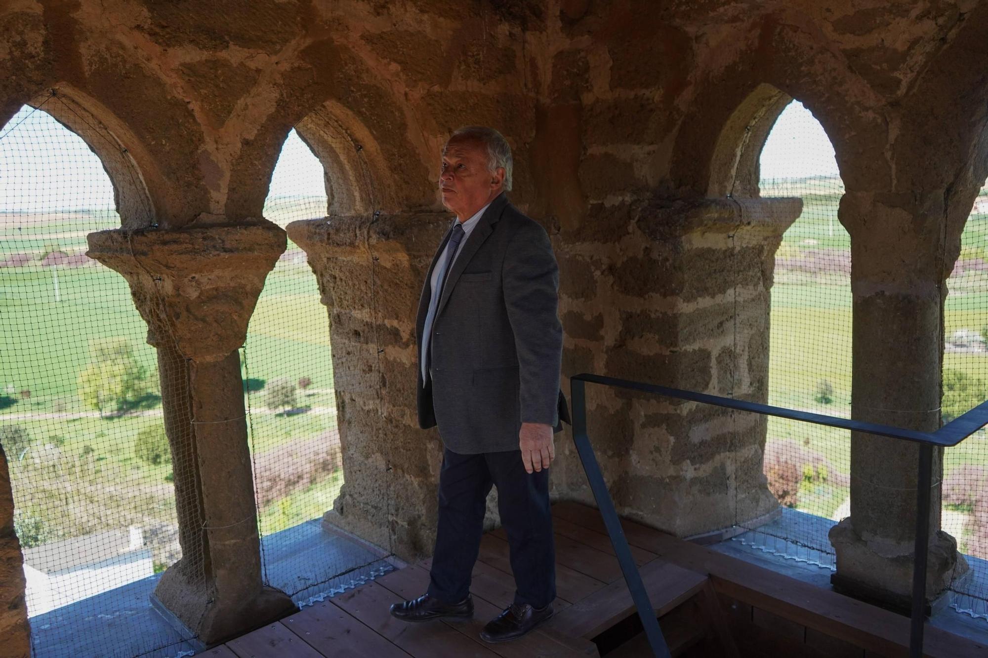 GALERÍA | La torre de la iglesia de Castroverde de Campos vuelve a brillar