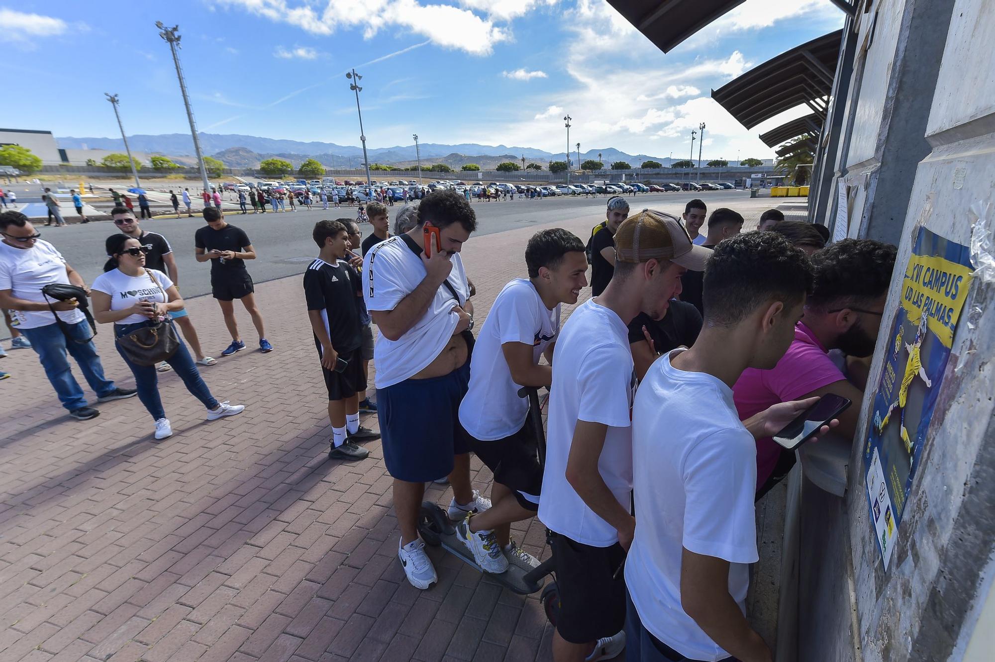 Colas en la taquilla del Estadio de Gran Canaria para comprar entradas del partido UD Las Palmas - Oviedo