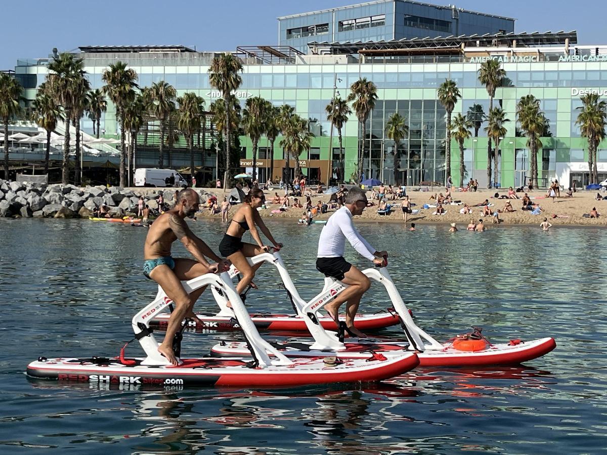 Bikesurf, las nuevas bicis acuáticas  surfean en la playa de la Barceloneta