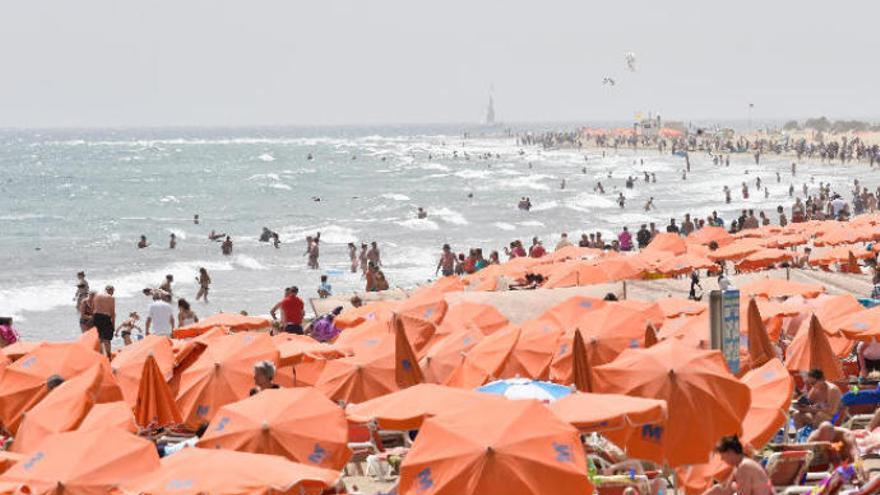 Herido grave tras caerle encima una sombrilla en un restaurante de Playa  del Inglés - La Provincia