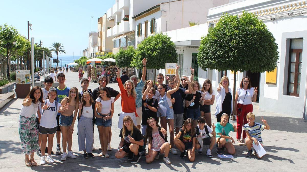 Algunos de los alumnos participantes, con la alcaldesa y las concejalas. | ASE