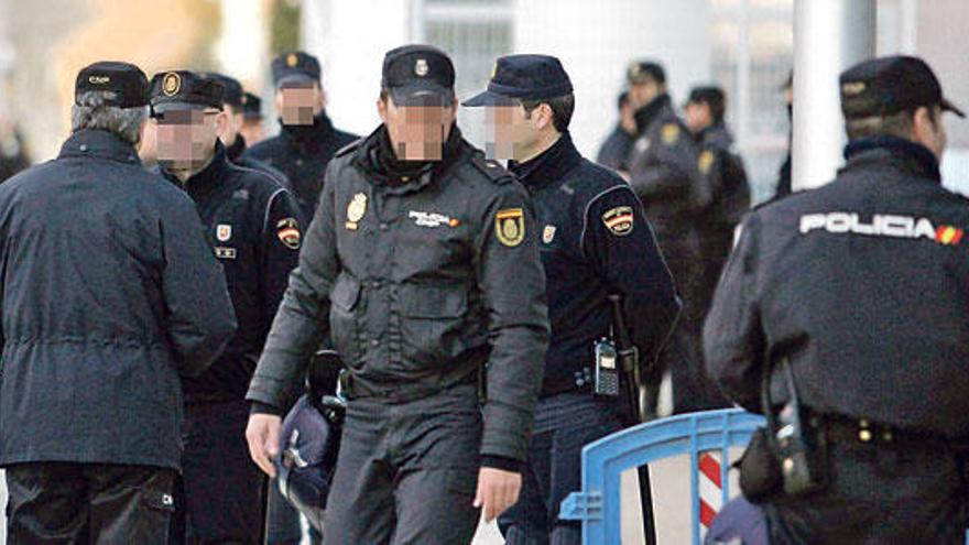 Un numeroso grupo de agentes de la Policía Nacional acudió al local.