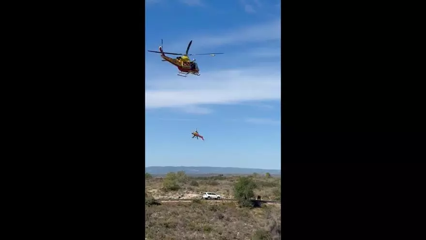 Rescatan en helicóptero a dos personas que se habían caído en coche por un terraplén en la carretera de Tous