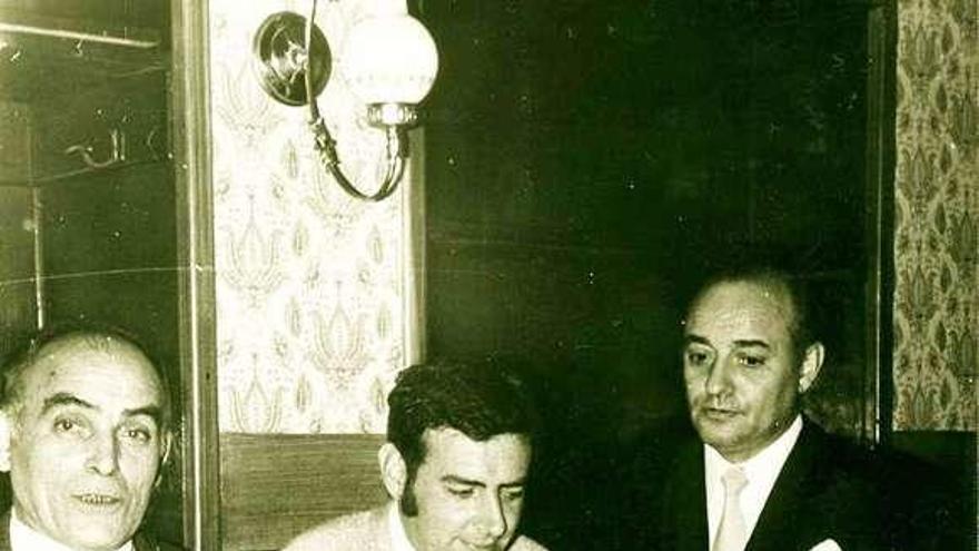 Amadeo Gancedo -en el centro-, junto a Manolo Escobar -en primer término- y Diamantina Rodríguez, antes de un evento musical.