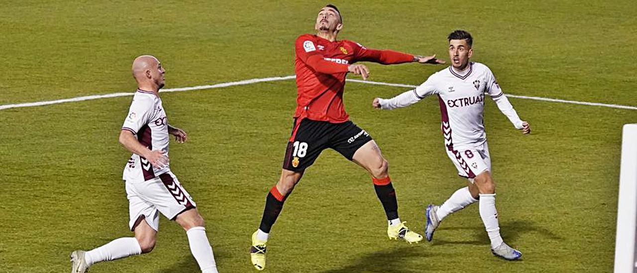 Antonio Sánchez controla la pelota en un lance del partido.