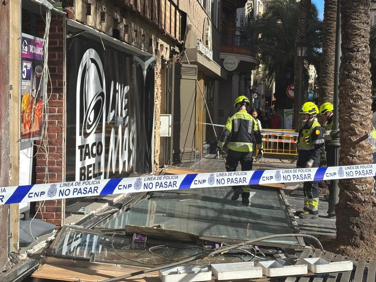 La cristalera de un establecimiento de la calle de las Barcas ha caído por el viento