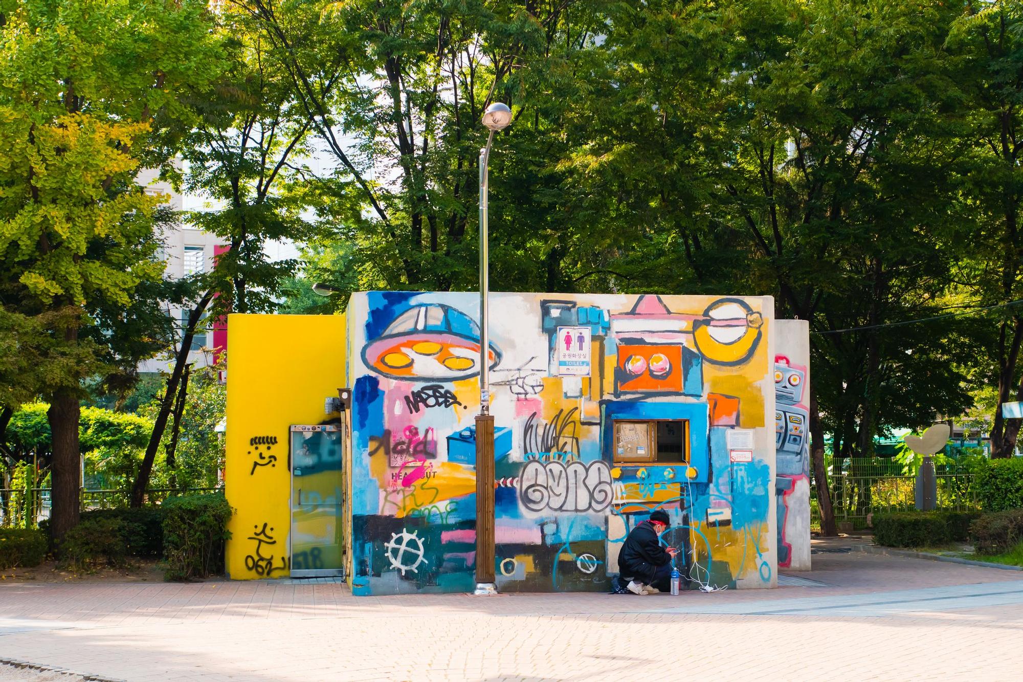 Baño público de Hongdae decorado por los artistas de la zona