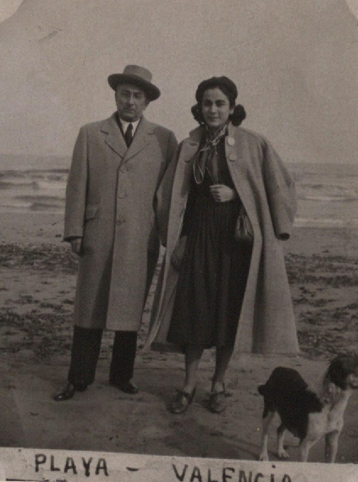Una veinteañera Carmen Martín Gaite y su padre en Valencia entre 1948 y 50