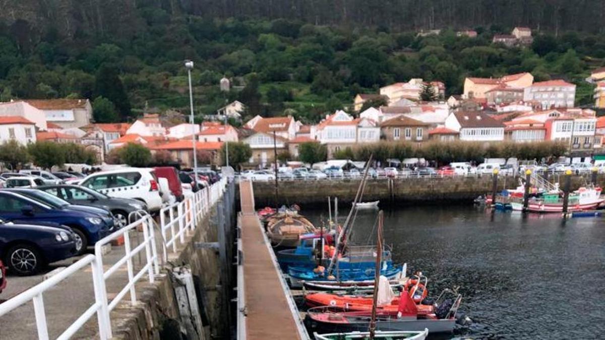 Zona portuaria de Muros, uno de los concellos donde aumenta la demanda de agua en verano.
