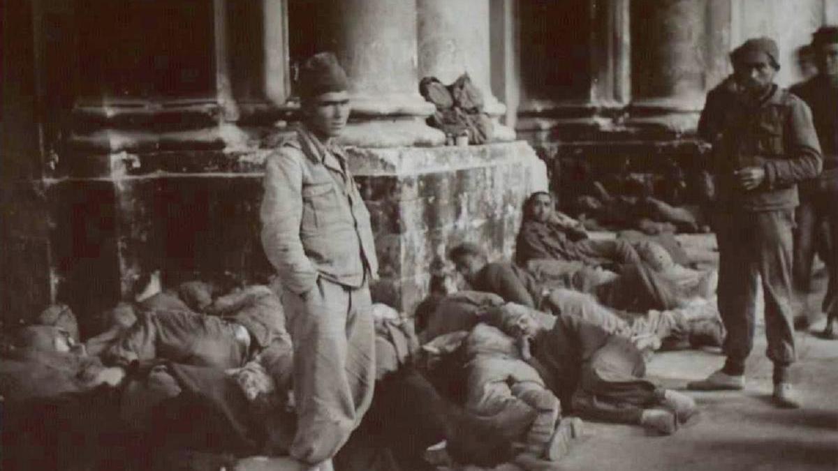 Imagen de prisioneros republicanos confinados en un edificio sin identificar de Castelló.