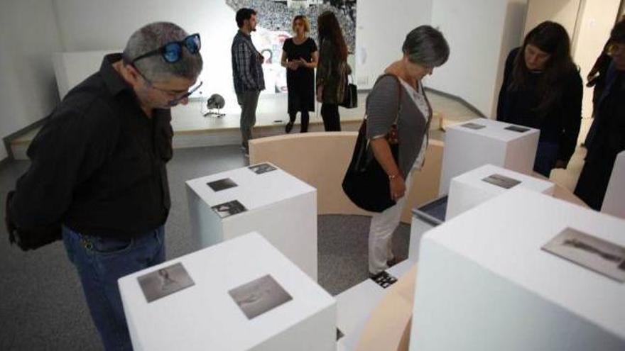 Asistentes, ayer, a la inauguración de la exposición &quot;Efímero&quot; en la Factoría Cultural; al fondo, Iván Rotella, Diana Coanda y la concejala Raquel Ruiz.