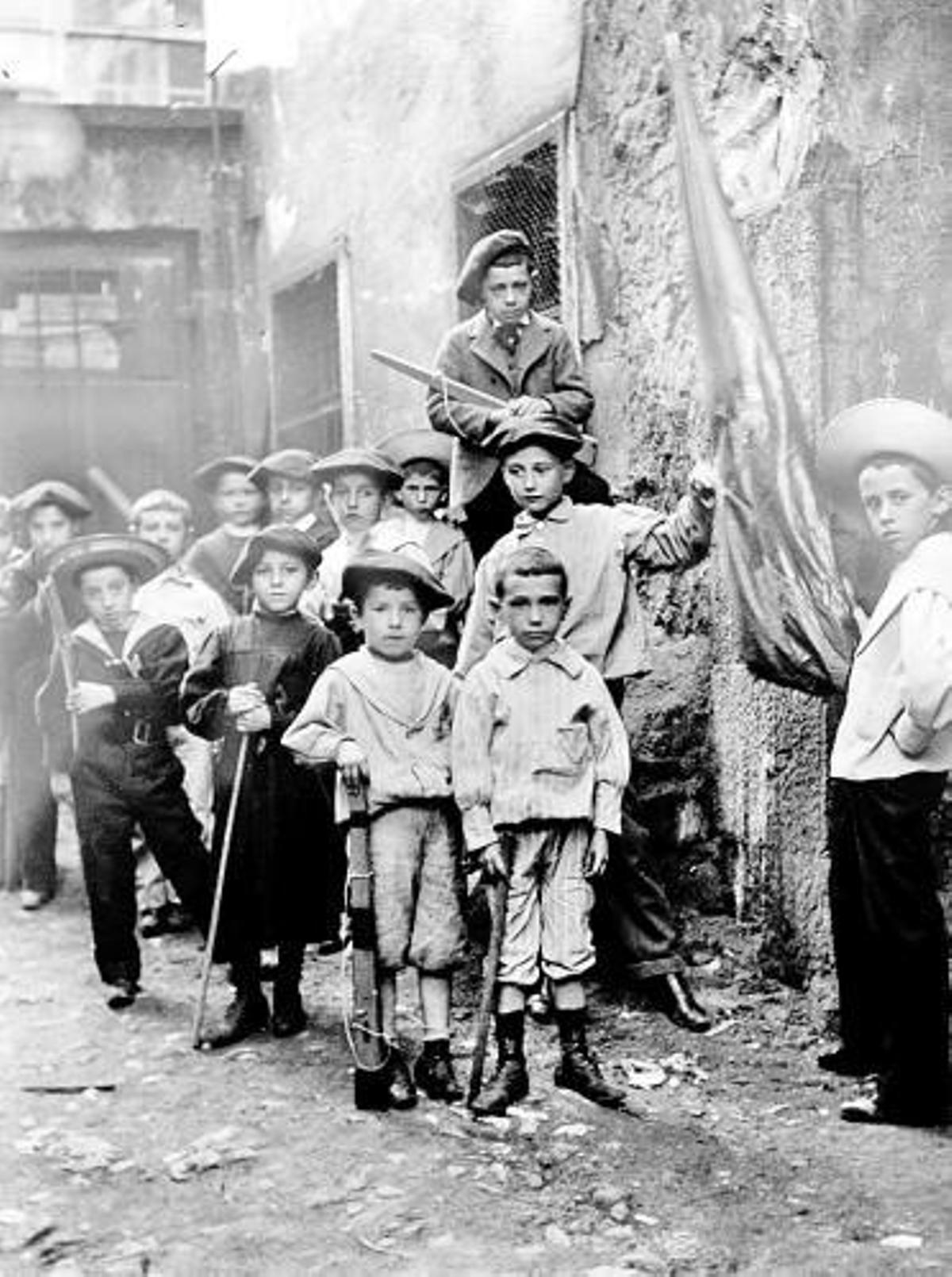 a pie de calle. La Colección Armán contiene muchas fotografías de  temática costumbrista, tomadas a pie de calle, como la de este grupo de niños.