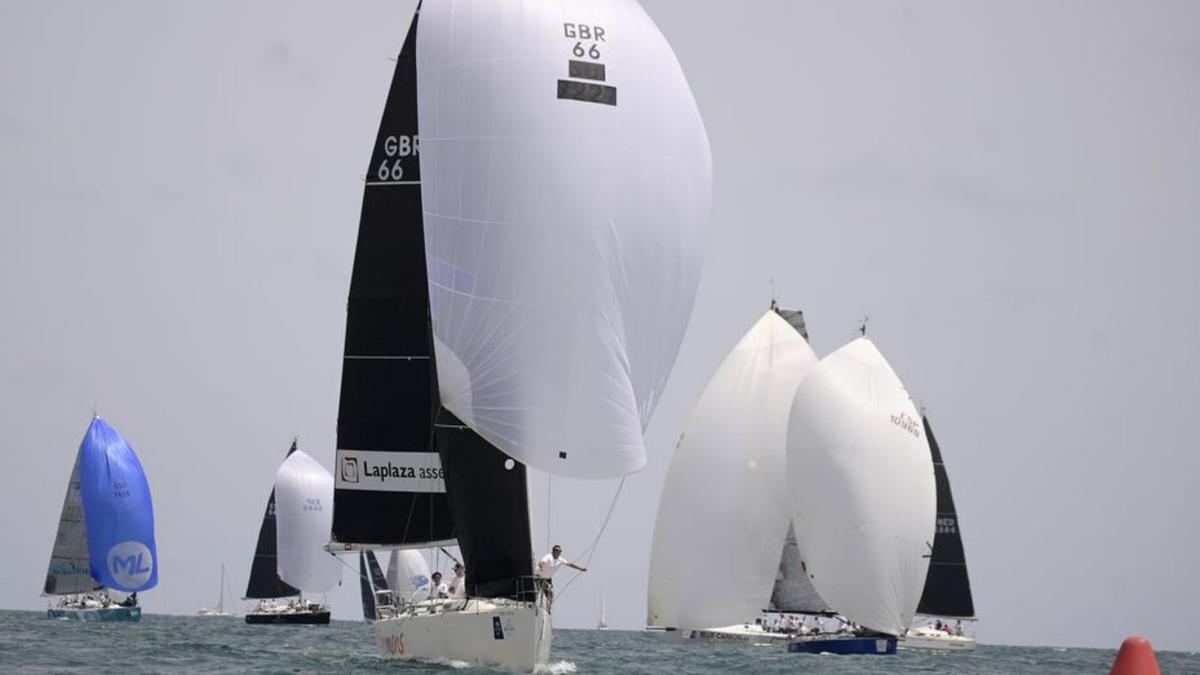 Varios barcos en una de las mangas disputadas ayer. | JOSÉ JORDÁN/RCNV