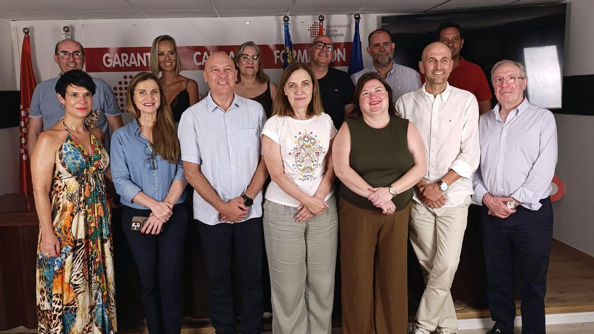 Nueva junta directiva del colegio con Mar Rodríguez, en el centro, como presidenta.