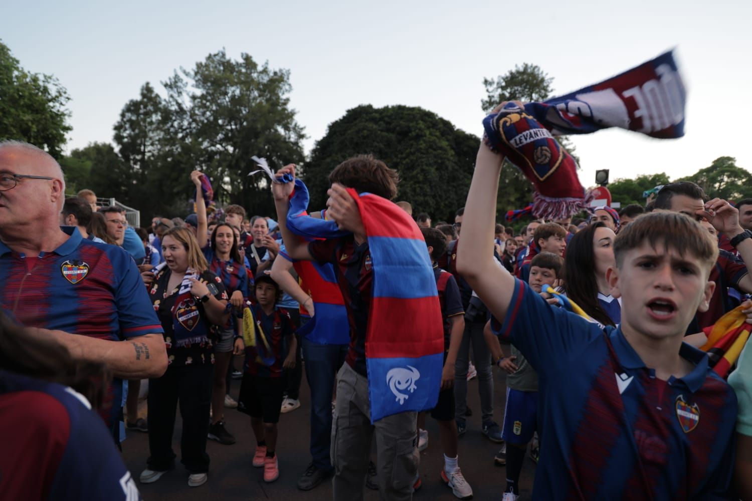 La afición del Levante UD festeja el ascenso en la fuente de Las Cuatro Estaciones