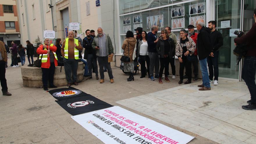 Protesta en Burriana tras retirar Vox una placa que rendía homenaje a las víctimas de una antigua cárcel franquista