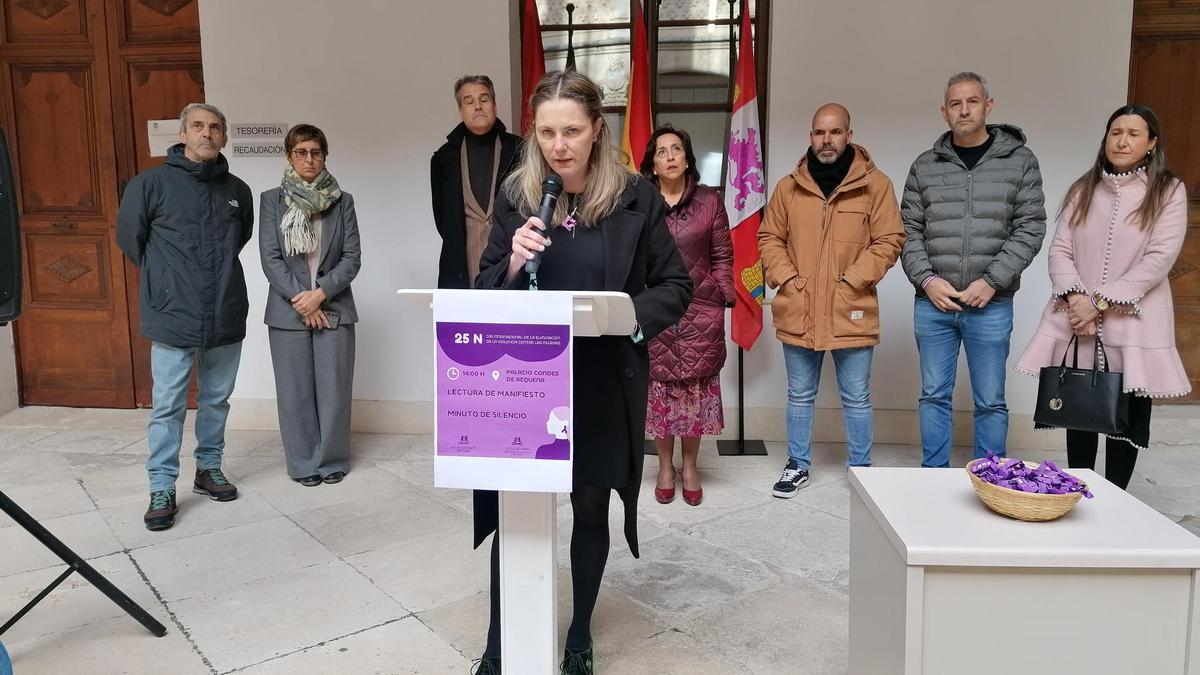 María Velasco, rodeada de autoridades locales, lee el manifiesto contra la violencia de género