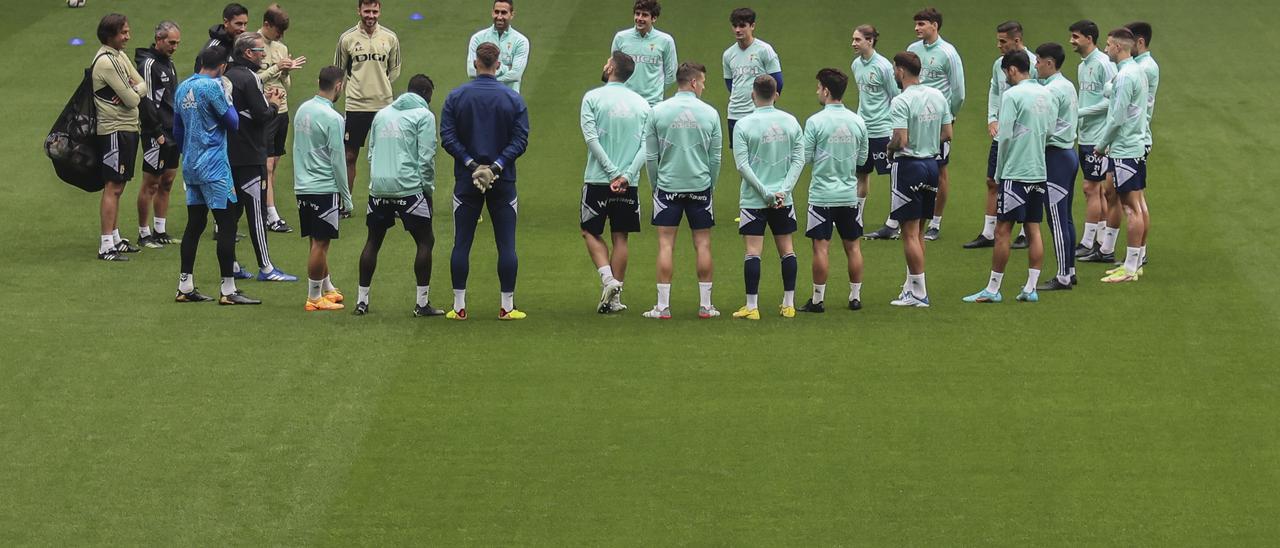 Entrenamiento del Real Oviedo en el Carlos Tartiere antes de viajar a Zaragoza