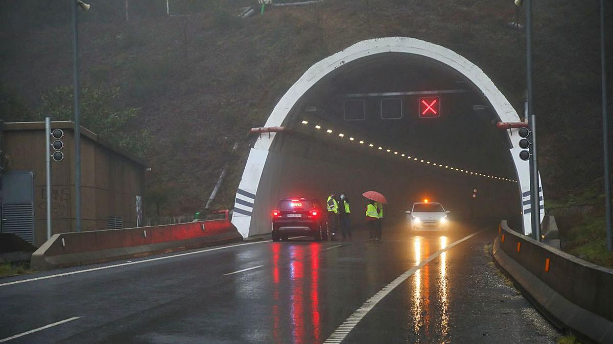 Túnel de O Folgoso, en A Cañiza, en sentido Madrid, cerrado desde el 25 de enero. |   // ANXO GUTIÉRREZ