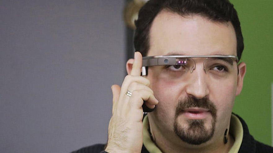 El desarrollador Maximiliano Firtman, con las Google Glass.